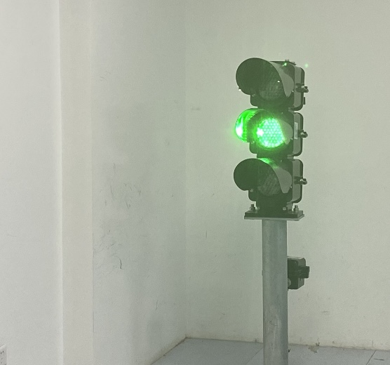 3信号灯显示绿灯.jpg